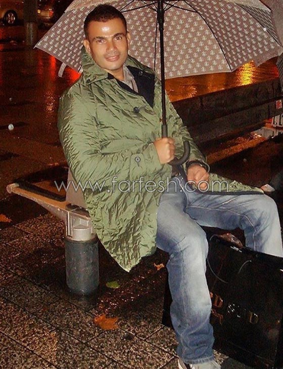 صور عمرو دياب في جاكيت (قديم) يفتح باب السخرية عليه صورة رقم 4