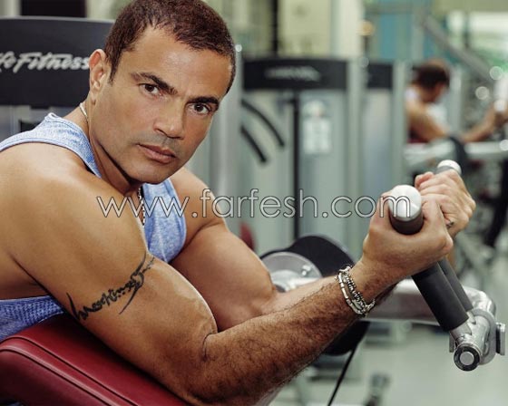 صور عمرو دياب في جاكيت (قديم) يفتح باب السخرية عليه صورة رقم 5