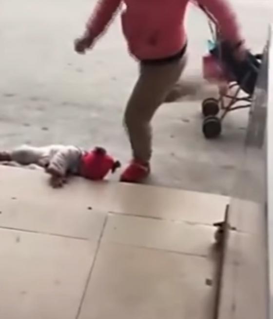 فيديو صادم.. ام تركل طفلتها الرضيعة بقوة وقسوة لتكف عن البكاء! صورة رقم 1