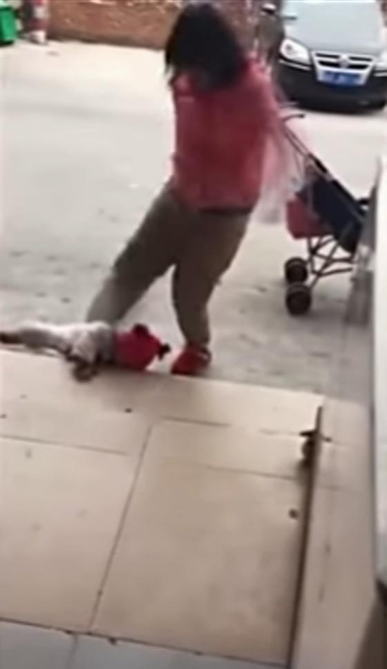 فيديو صادم.. ام تركل طفلتها الرضيعة بقوة وقسوة لتكف عن البكاء! صورة رقم 2