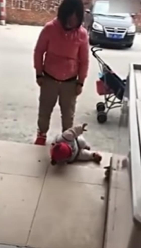 فيديو صادم.. ام تركل طفلتها الرضيعة بقوة وقسوة لتكف عن البكاء! صورة رقم 3