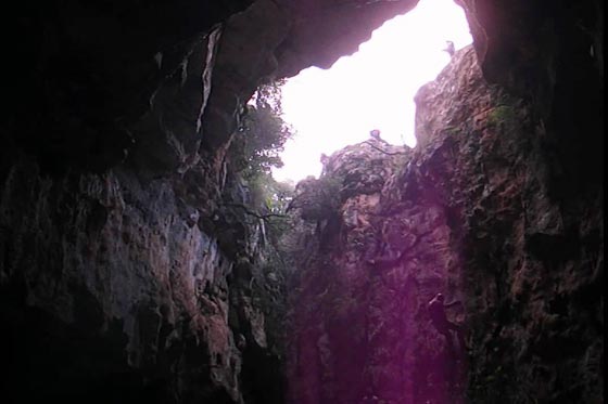 داعش استغل فجوة الخسفة التي صنعها نيزك لتصبح اكبر مقبرة جماعية صورة رقم 3