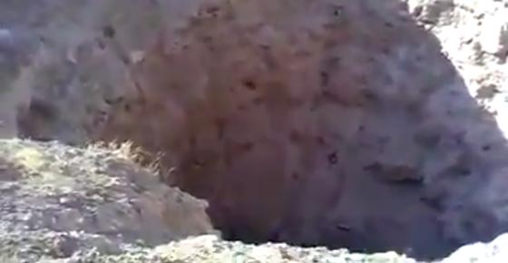 داعش استغل فجوة الخسفة التي صنعها نيزك لتصبح اكبر مقبرة جماعية صورة رقم 4