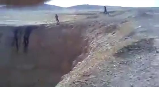 داعش استغل فجوة الخسفة التي صنعها نيزك لتصبح اكبر مقبرة جماعية صورة رقم 2