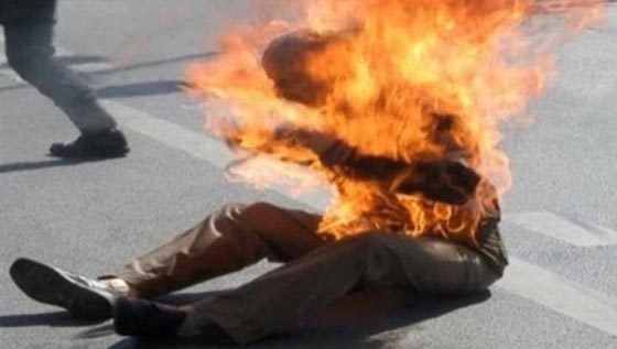 شاب جزائري يضرم النار برئيس بلدية بعد ان نفد صبره منه! صورة رقم 1