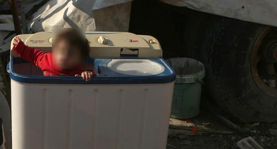 اهمال الوالدين تسبب بغرق طفلين توأمين في غسالة المنزل صورة رقم 1