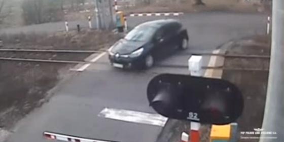  أخطأ السائق المتهور فسحق سيارته القطار.. فيديو مروع صورة رقم 1