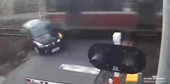  أخطأ السائق المتهور فسحق سيارته القطار.. فيديو مروع صورة رقم 3