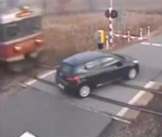  أخطأ السائق المتهور فسحق سيارته القطار.. فيديو مروع صورة رقم 2