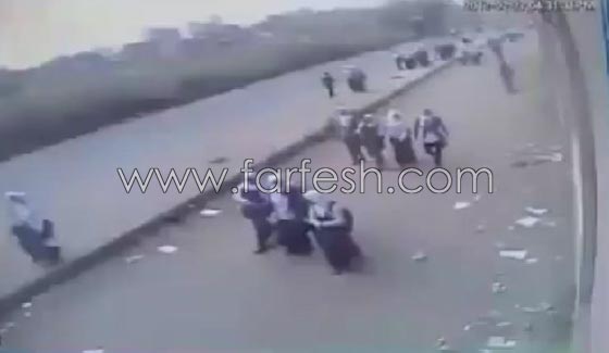 فيديو  صادم: سيارة مسرعة بجنون تدهس 10 طالبات مصريات! صورة رقم 1