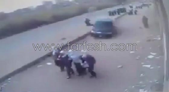 فيديو  صادم: سيارة مسرعة بجنون تدهس 10 طالبات مصريات! صورة رقم 3