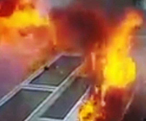 فيديو مرعب: مقتل 4 اشخاص احتراقا في سيارة بورش بينهم امرأة وطفلها صورة رقم 8