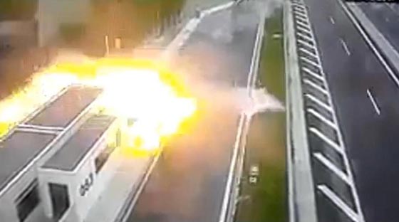 فيديو مرعب: مقتل 4 اشخاص احتراقا في سيارة بورش بينهم امرأة وطفلها صورة رقم 4