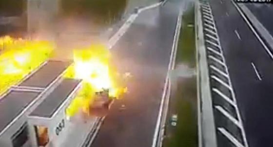 فيديو مرعب: مقتل 4 اشخاص احتراقا في سيارة بورش بينهم امرأة وطفلها صورة رقم 5