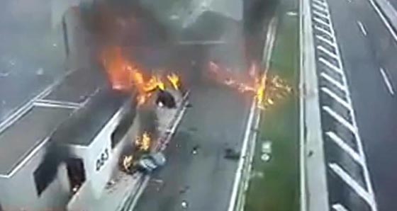 فيديو مرعب: مقتل 4 اشخاص احتراقا في سيارة بورش بينهم امرأة وطفلها صورة رقم 9