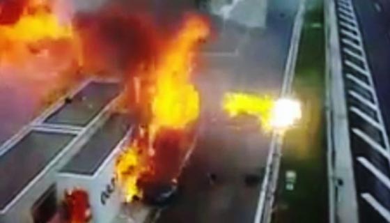 فيديو مرعب: مقتل 4 اشخاص احتراقا في سيارة بورش بينهم امرأة وطفلها صورة رقم 6