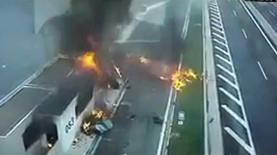 فيديو مرعب: مقتل 4 اشخاص احتراقا في سيارة بورش بينهم امرأة وطفلها صورة رقم 11