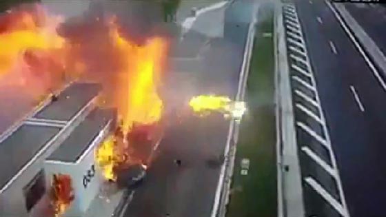 فيديو مرعب: مقتل 4 اشخاص احتراقا في سيارة بورش بينهم امرأة وطفلها صورة رقم 7