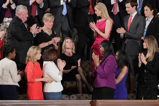  دموع امرأة شقراء تلفت نظر الجميع اثناء خطاب ترامب وتهز الكونغرس صورة رقم 12