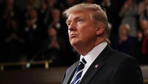  دموع امرأة شقراء تلفت نظر الجميع اثناء خطاب ترامب وتهز الكونغرس صورة رقم 3