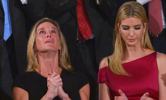  دموع امرأة شقراء تلفت نظر الجميع اثناء خطاب ترامب وتهز الكونغرس صورة رقم 2