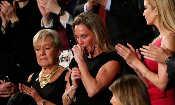  دموع امرأة شقراء تلفت نظر الجميع اثناء خطاب ترامب وتهز الكونغرس صورة رقم 4