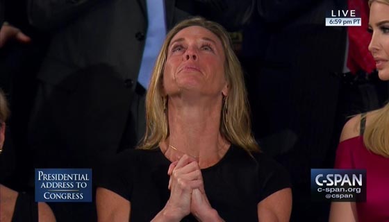  دموع امرأة شقراء تلفت نظر الجميع اثناء خطاب ترامب وتهز الكونغرس صورة رقم 9