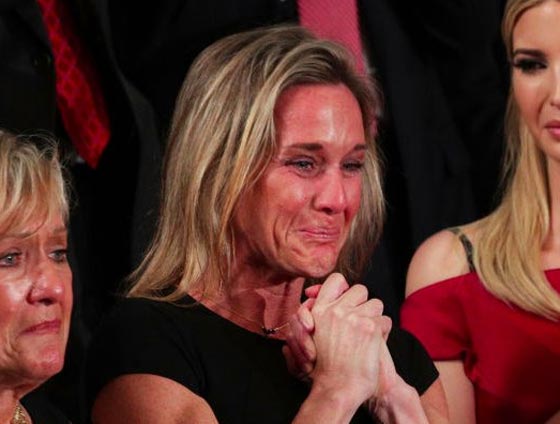  دموع امرأة شقراء تلفت نظر الجميع اثناء خطاب ترامب وتهز الكونغرس صورة رقم 7