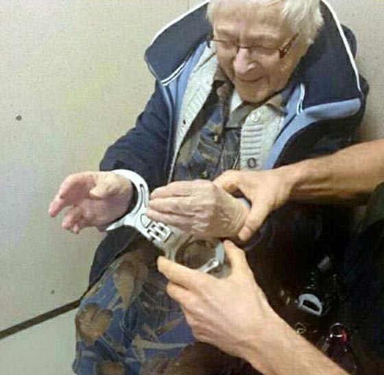 معمّرة تحقق حلم حياتها الأخير في زنزانة صورة رقم 2