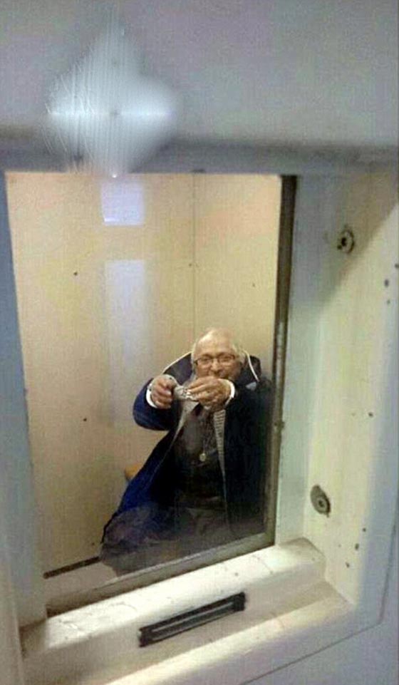 معمّرة تحقق حلم حياتها الأخير في زنزانة صورة رقم 3