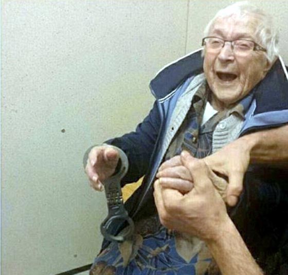 معمّرة تحقق حلم حياتها الأخير في زنزانة صورة رقم 1