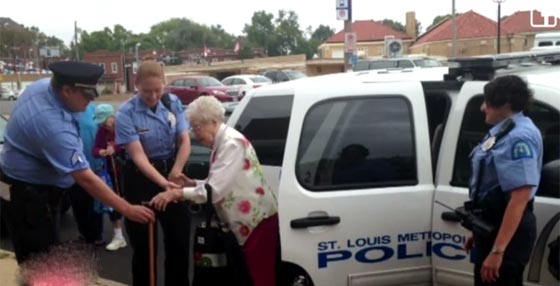 معمّرة تحقق حلم حياتها الأخير في زنزانة صورة رقم 5