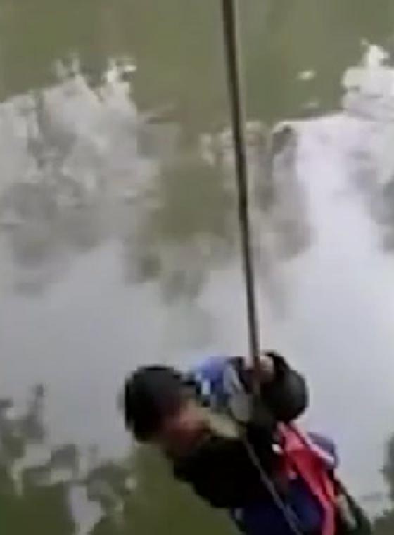 فيديو صادم.. بهذه الطريقة الوحشية عاقب الاب ابنه على السرقة صورة رقم 1