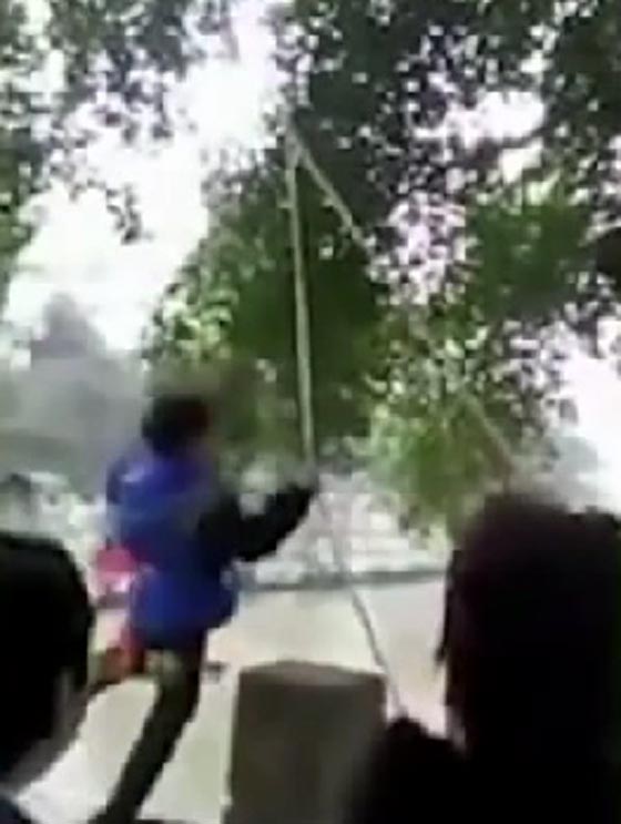 فيديو صادم.. بهذه الطريقة الوحشية عاقب الاب ابنه على السرقة صورة رقم 2