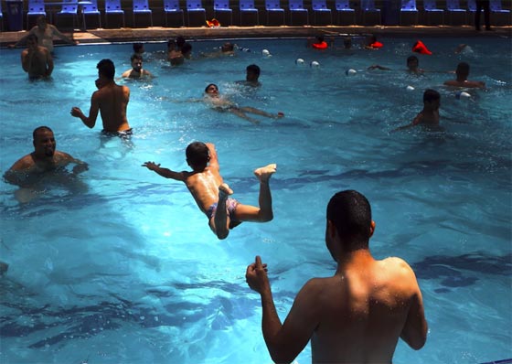 نتائج مزعجة ومفزعة لارتفاع نسبة البول في احواض السباحة! صورة رقم 2