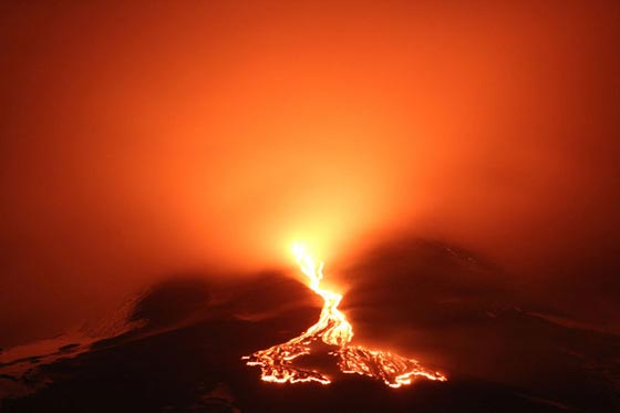 فيديو وصور رائعة: سماء صقلية تسطع بمنظر بديع رسمته حمم بركانية متوهجة صورة رقم 3