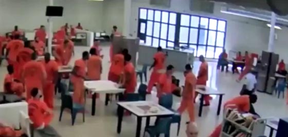 فيديو مثير.. سجين يهاجم مفوض الشرطة في سجن بفلوريدا صورة رقم 1