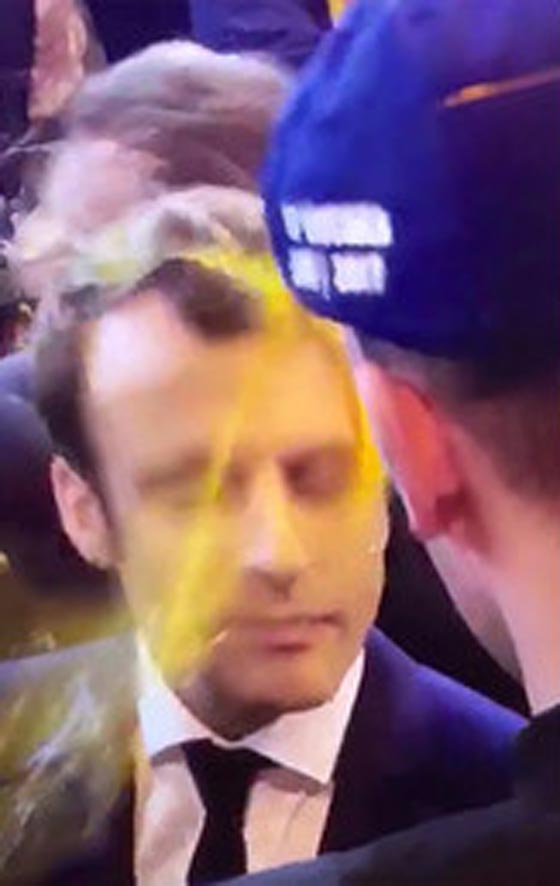 فيديو صادم.. بيضة في جبين المرشح الرئاسة للانتخابات الفرنسية صورة رقم 1