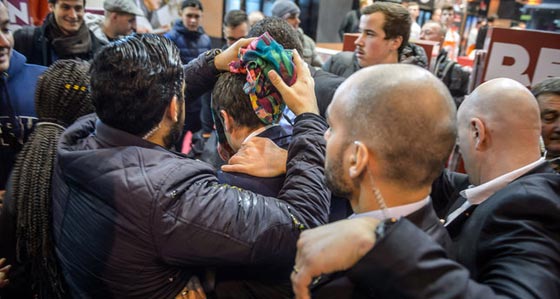 فيديو صادم.. بيضة في جبين المرشح الرئاسة للانتخابات الفرنسية صورة رقم 4