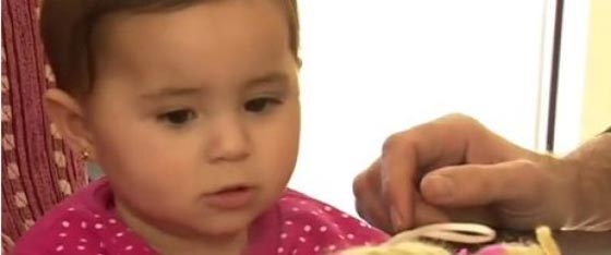 فيديو مؤثر.. طبيب بريطاني يلتقي طفلة سورية لم تفارق خياله منذ عالجها صورة رقم 1