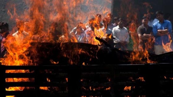 حرق شابة هندية ميتة ليتضح انها اغتصبت وقتلت واحرقت حيّة! صورة رقم 2