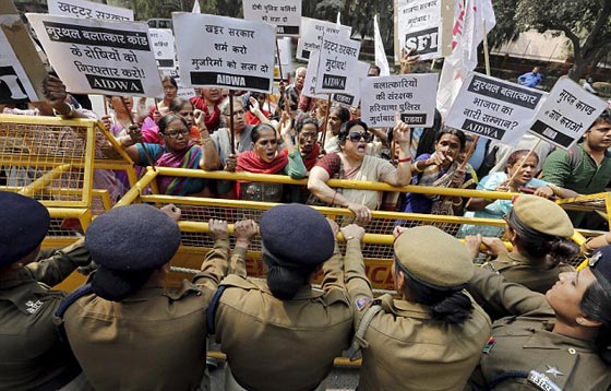 حرق شابة هندية ميتة ليتضح انها اغتصبت وقتلت واحرقت حيّة! صورة رقم 3