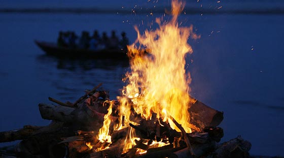 حرق شابة هندية ميتة ليتضح انها اغتصبت وقتلت واحرقت حيّة! صورة رقم 4