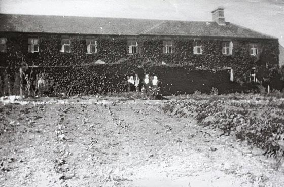 اكتشاف بقايا 800 جثة لأطفال داخل ملجأ ايتام بايرلندا صورة رقم 12