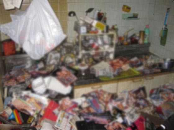 مكتبة من المجلات الاباحية تنهار على صاحبها وتقتله! صورة رقم 1