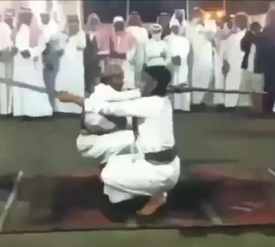 فيديو صادم: سعودي يطلق النار على نفسه بالخطأ! صورة رقم 1