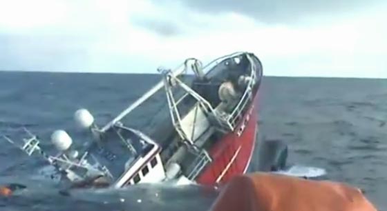 فيديو يوثق عملية إنقاذ شجاعة في وسط البحر صورة رقم 1