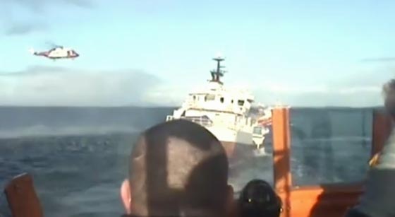 فيديو يوثق عملية إنقاذ شجاعة في وسط البحر صورة رقم 2