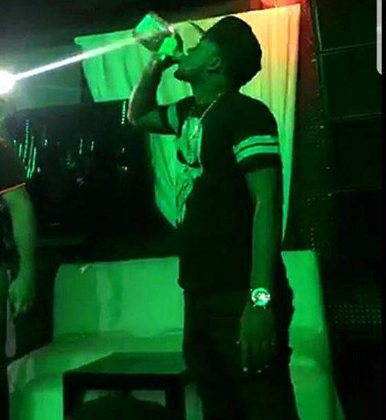 صور وفيديو صادم: شاب يشرب زجاجة (تكيلا) دفعة واحدة ويفقد حياته بسبب رهان! صورة رقم 3