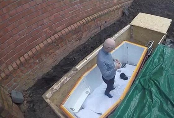 مدمن مخدرات سابق يدفن نفسه حيا ليساعد المدمنين! صورة رقم 7